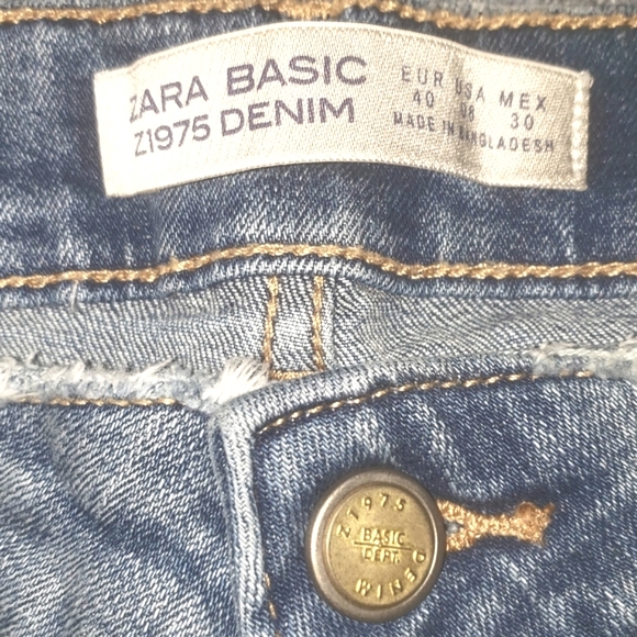 Zara Cropped Light Blue Jeans with Raw Hem - Picture 2 of 8